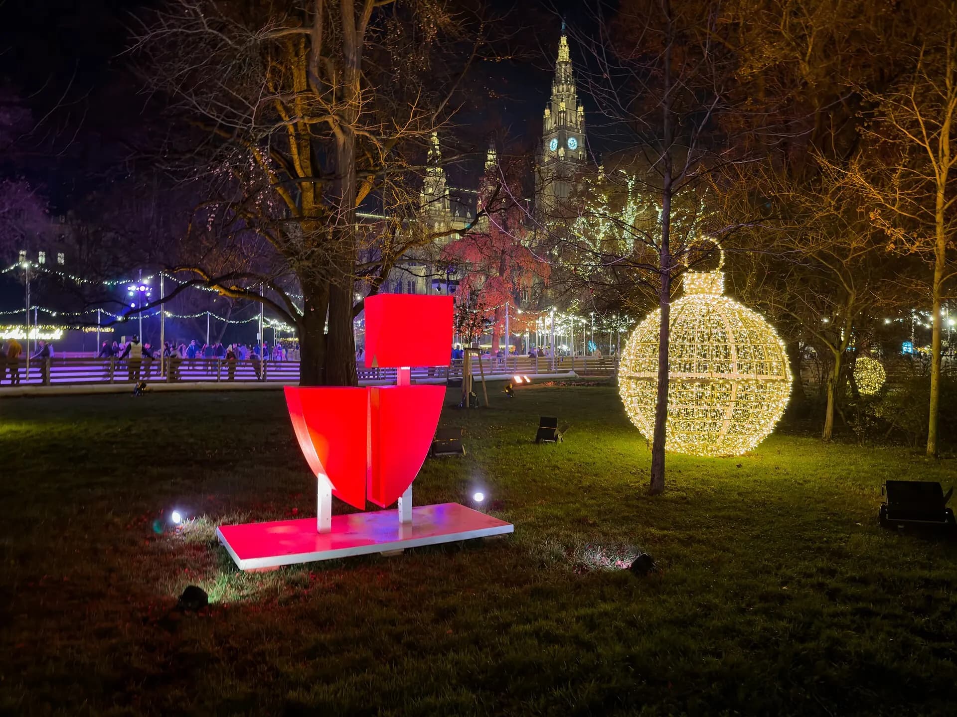 Beleuchteter Rathauspark mit Eislaufbahn und Wiener Rathaus im Hintergrund