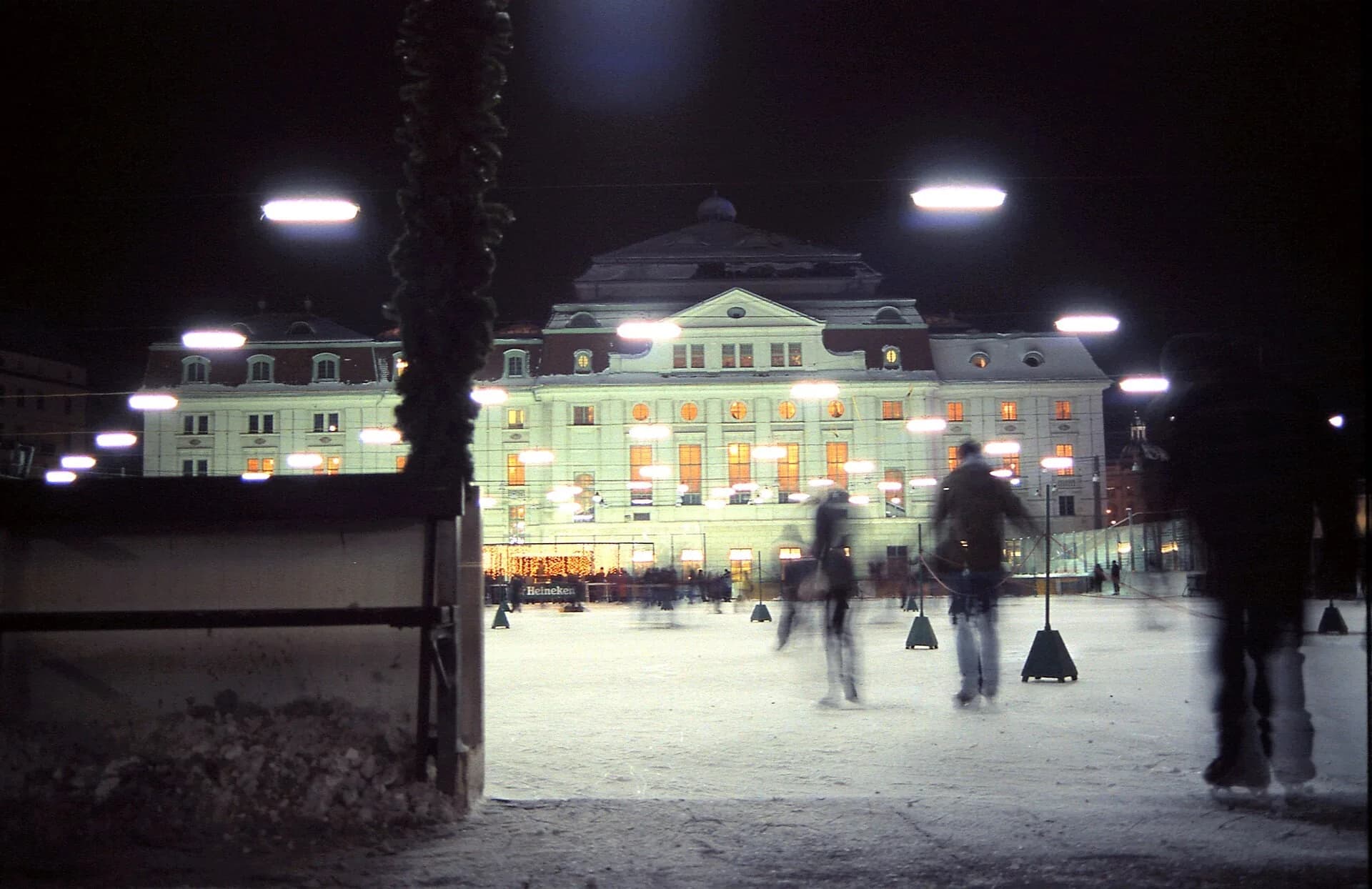 Eislaufende vor dem Wiener Konzerthaus auf der beleuchteten Eisfläche des WEV