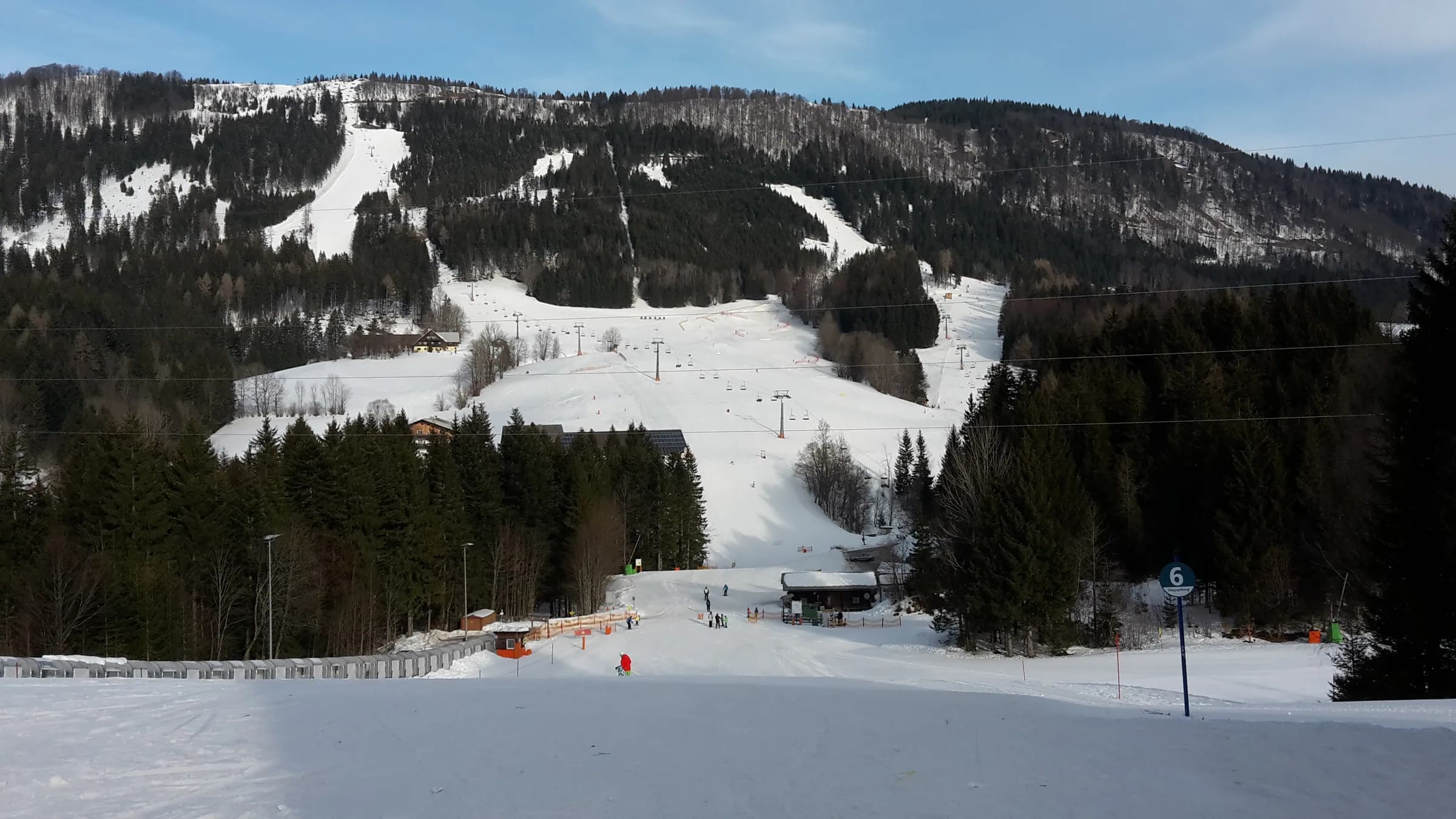Verschneite Pisten und Förderband Reidl im Skigebiet Annaberg