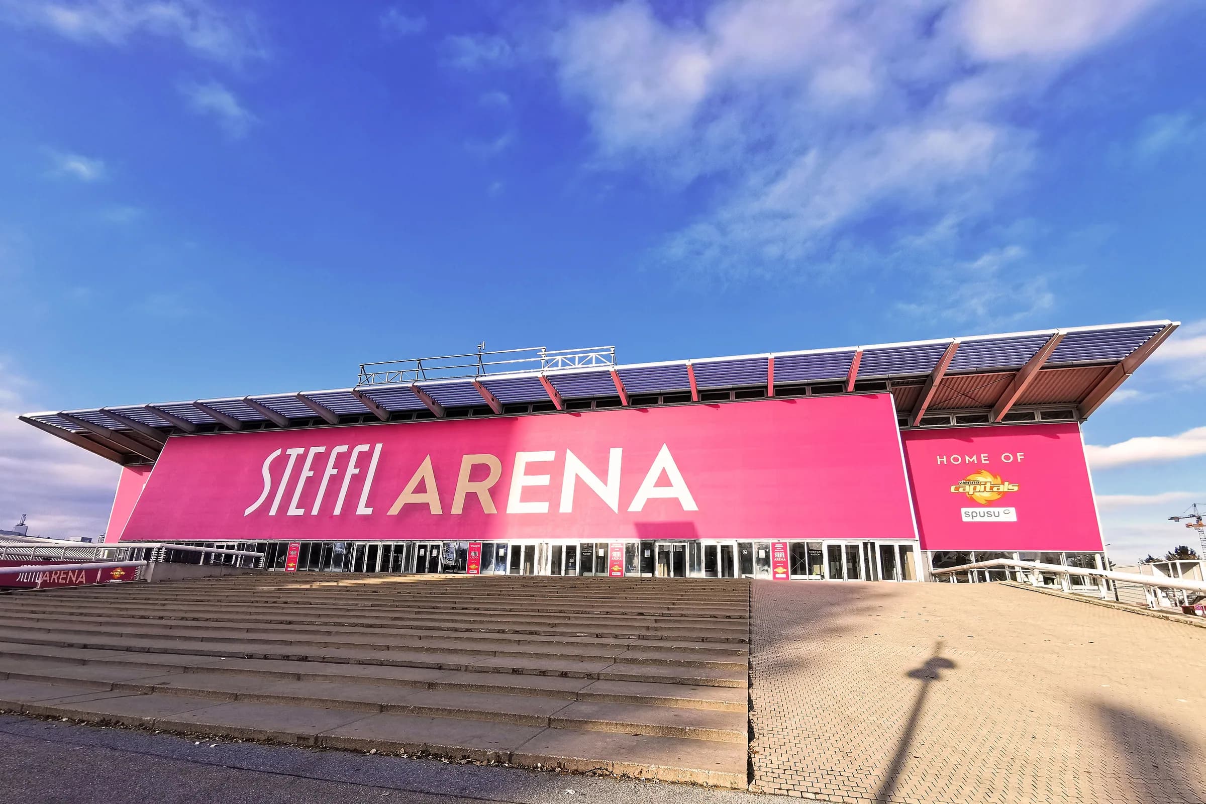 Außenansicht der Arena in Kagran mit roter Fassade und damaligem STEFFL-Schriftzug