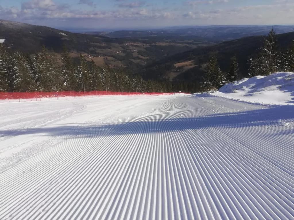 Präparierte Skipiste in Mönichkirchen mit Blick ins Tal