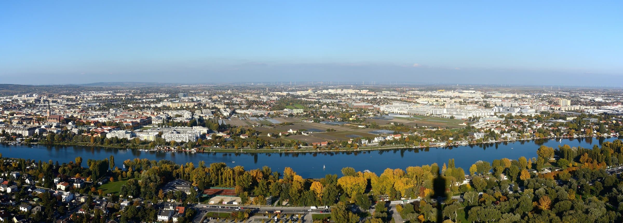 Alte Donau mit grünen Ufern, Gänsehäufel und Kagran, vom Donauturm aus gesehen
