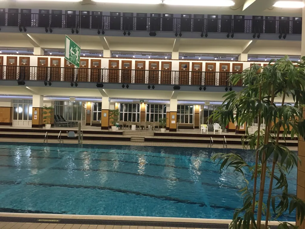 Schwimmbecken im Amalienbad mit den umlaufenden Kabinenbalkonen