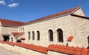 Rekonstruierter Steinbau mit roten Ziegeldächern im Römischen Stadtviertel Carnuntum