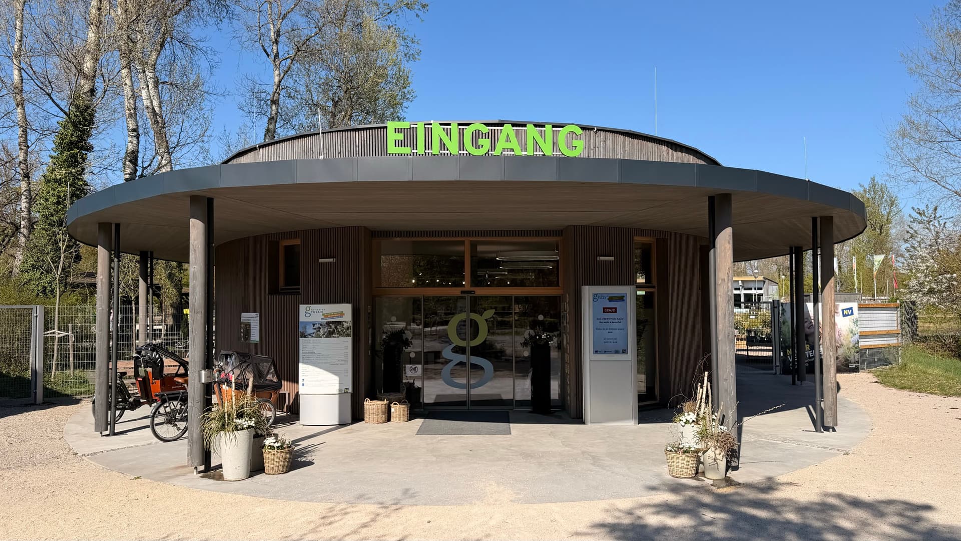 Eingangsgebäude Die Garten Tulln mit grünem EINGANG-Schriftzug