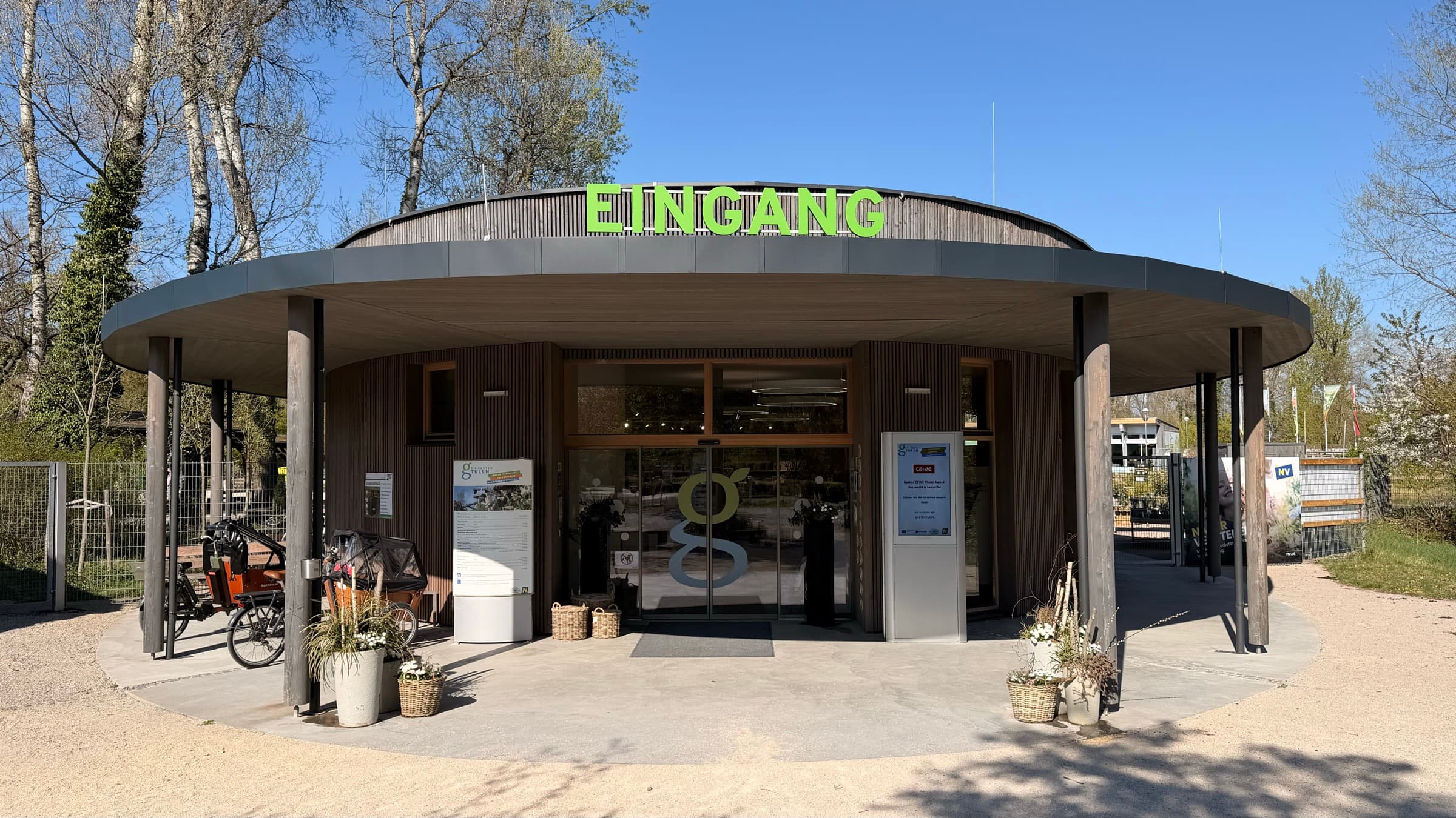 Eingangsgebäude Die Garten Tulln mit grünem EINGANG-Schriftzug