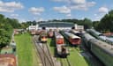 Lokomotiven und Waggons auf mehreren Gleisen im Eisenbahnmuseum Strasshof