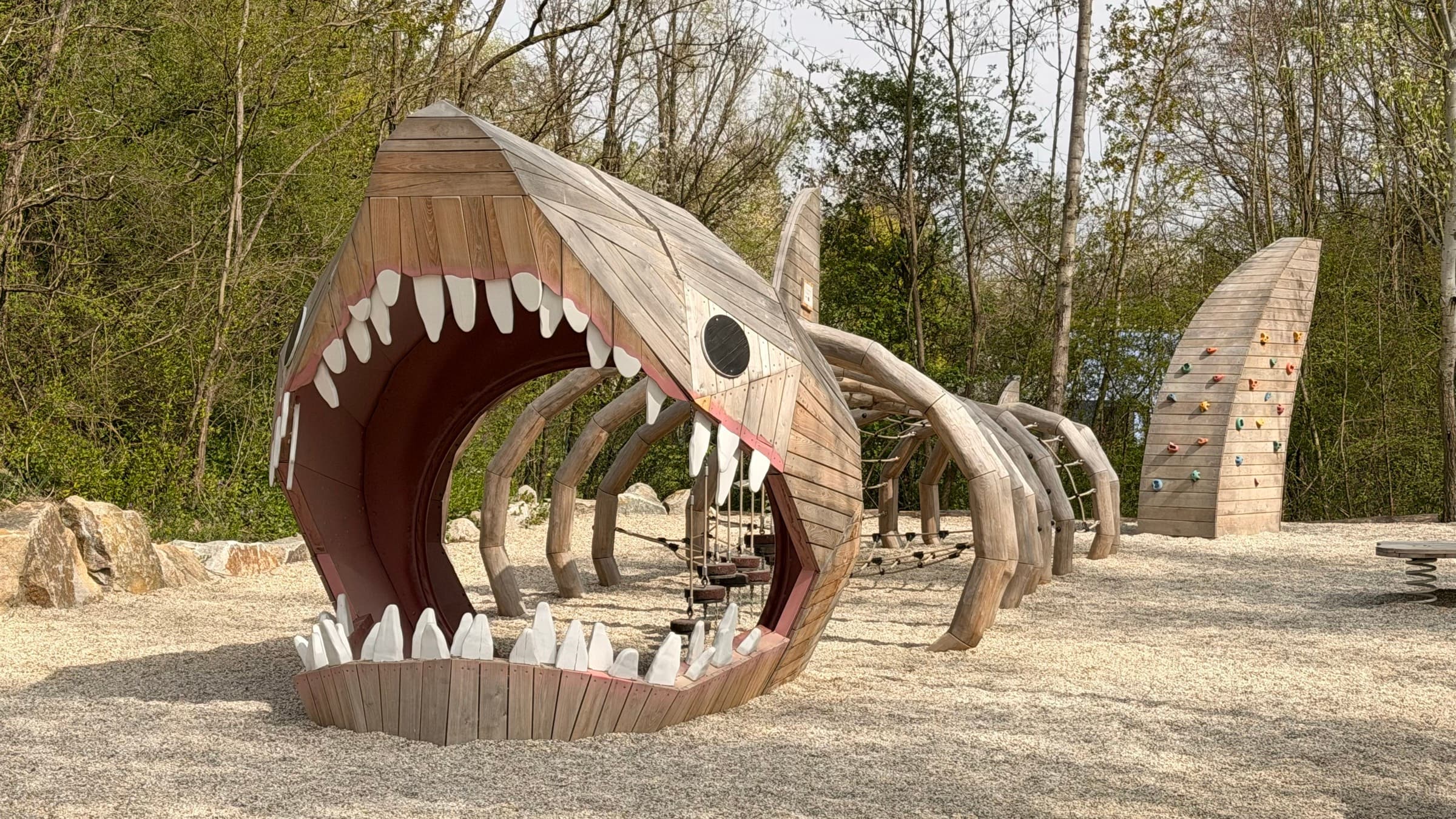 Holz-Hai Klettergerüst im Forscherpark der Fossilienwelt Weinviertel