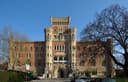Backsteinfassade des Heeresgeschichtlichen Museums mit mittlerem Turm und Eingangsportal