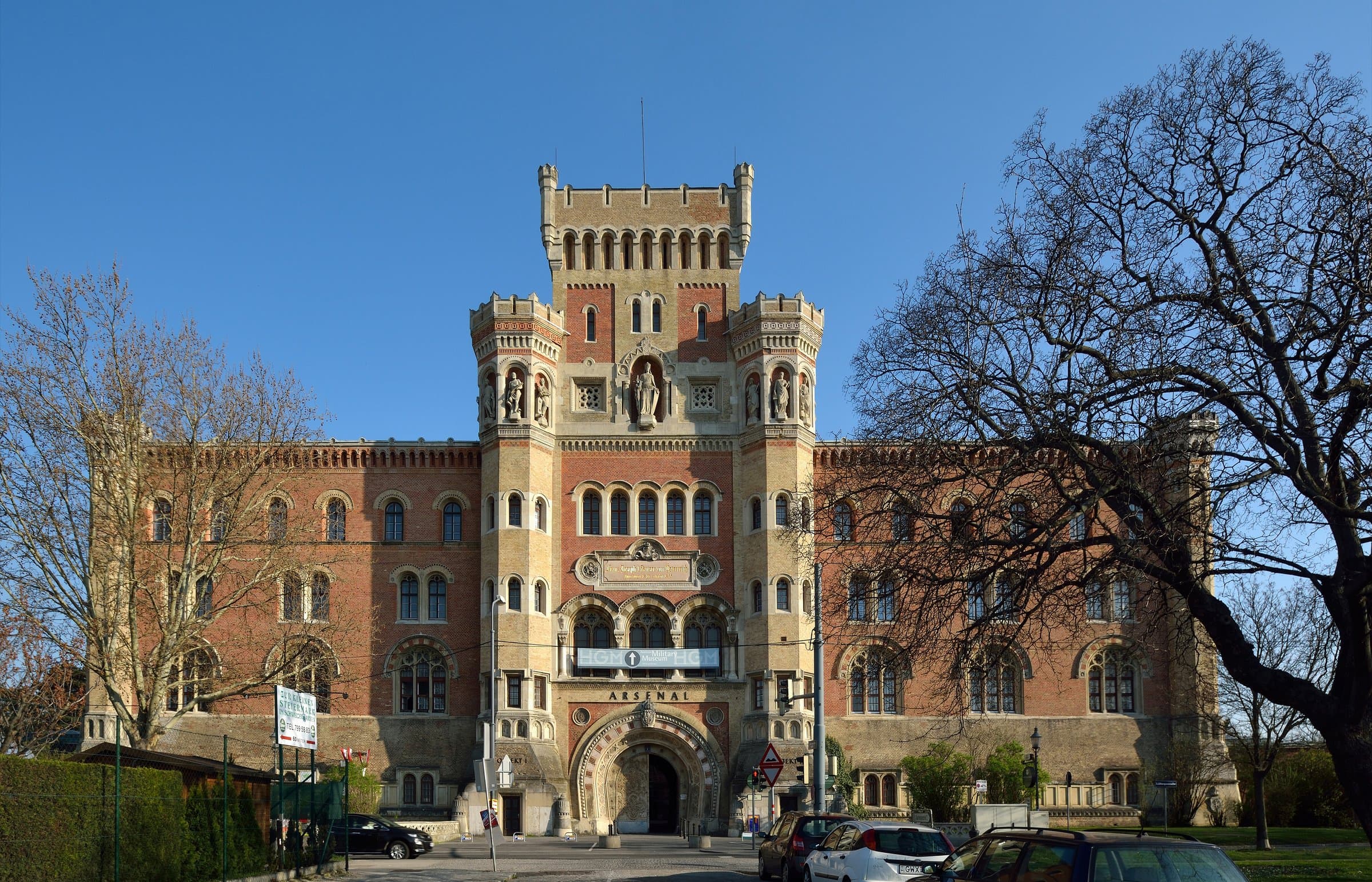 Backsteinfassade des Heeresgeschichtlichen Museums mit mittlerem Turm und Eingangsportal