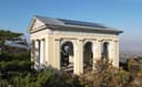 Husarentempel mit Säulen und Dreiecksgiebel über den Baumwipfeln bei Mödling