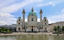 Karlskirche mit grüner Kuppel und zwei reliefgeschmückten Säulen