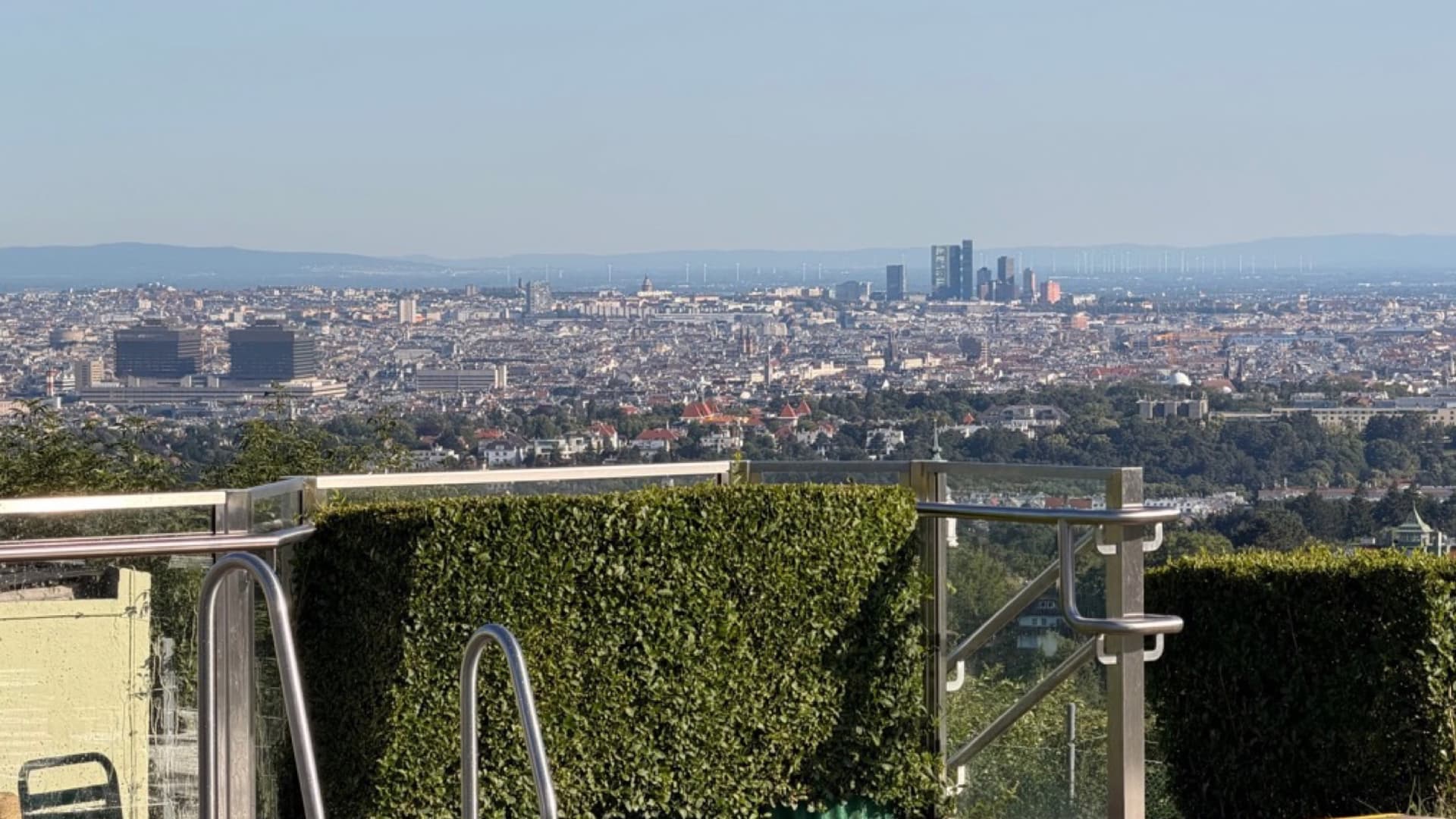 Krapfenwaldlbad mit Blick über Wien