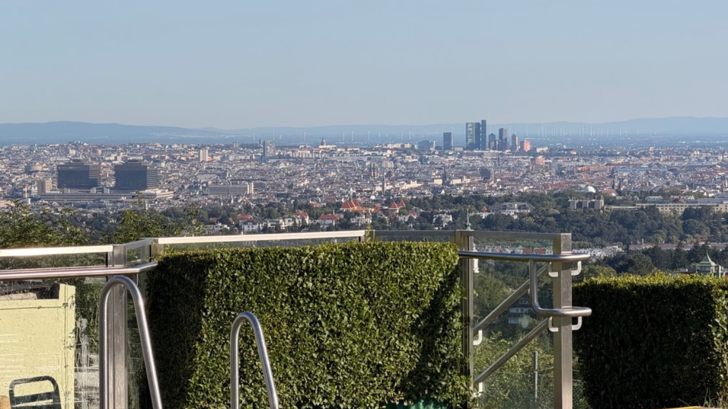 Krapfenwaldlbad mit Blick über Wien