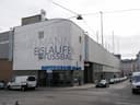 Fassade und Eingang der Kunsteisbahn Engelmann an der Ecke Syringgasse und Beheimgasse