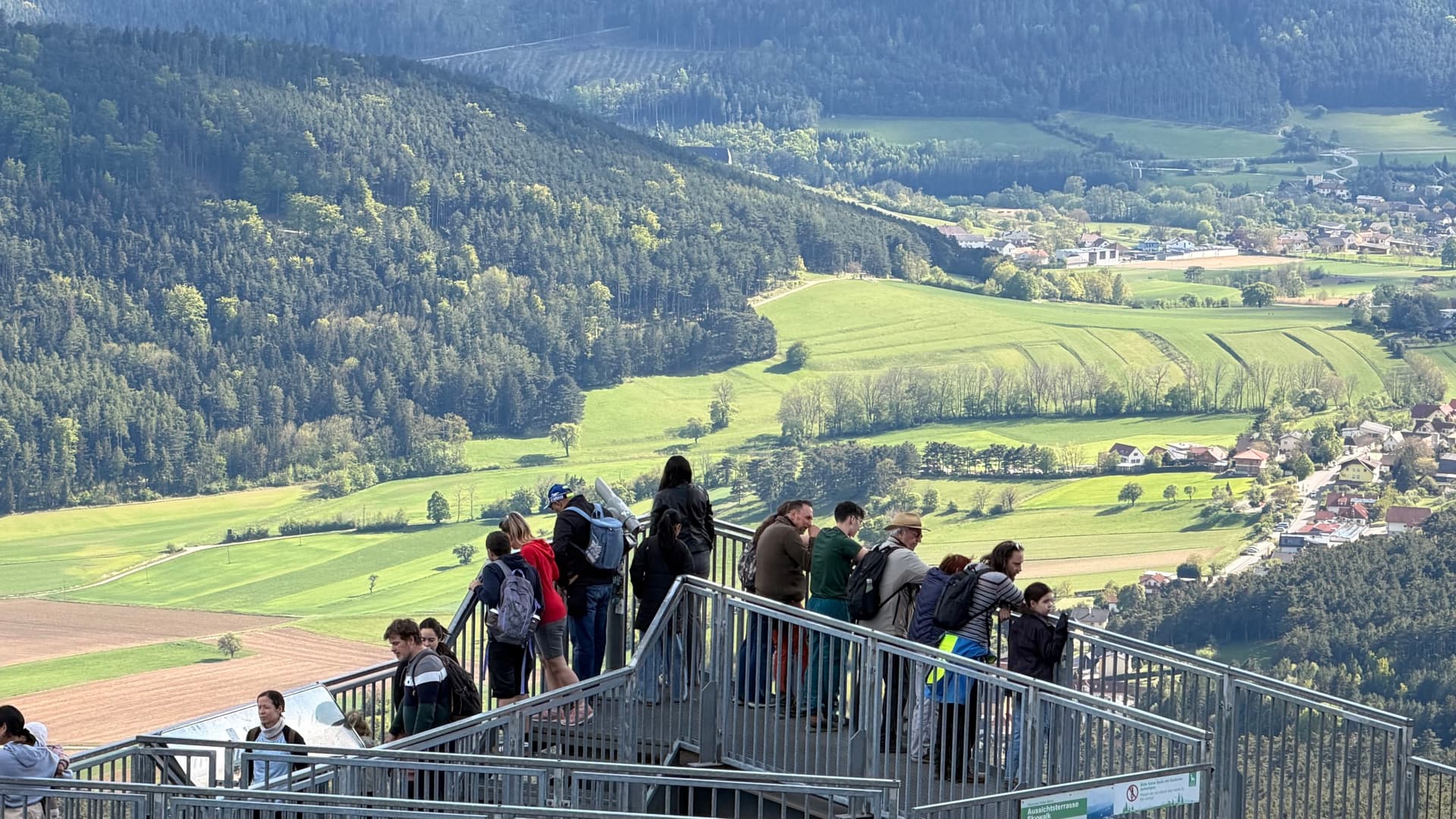 Skywalk-Aussichtsterrasse im Naturpark Hohe Wand mit Blick aufs Wiener Becken