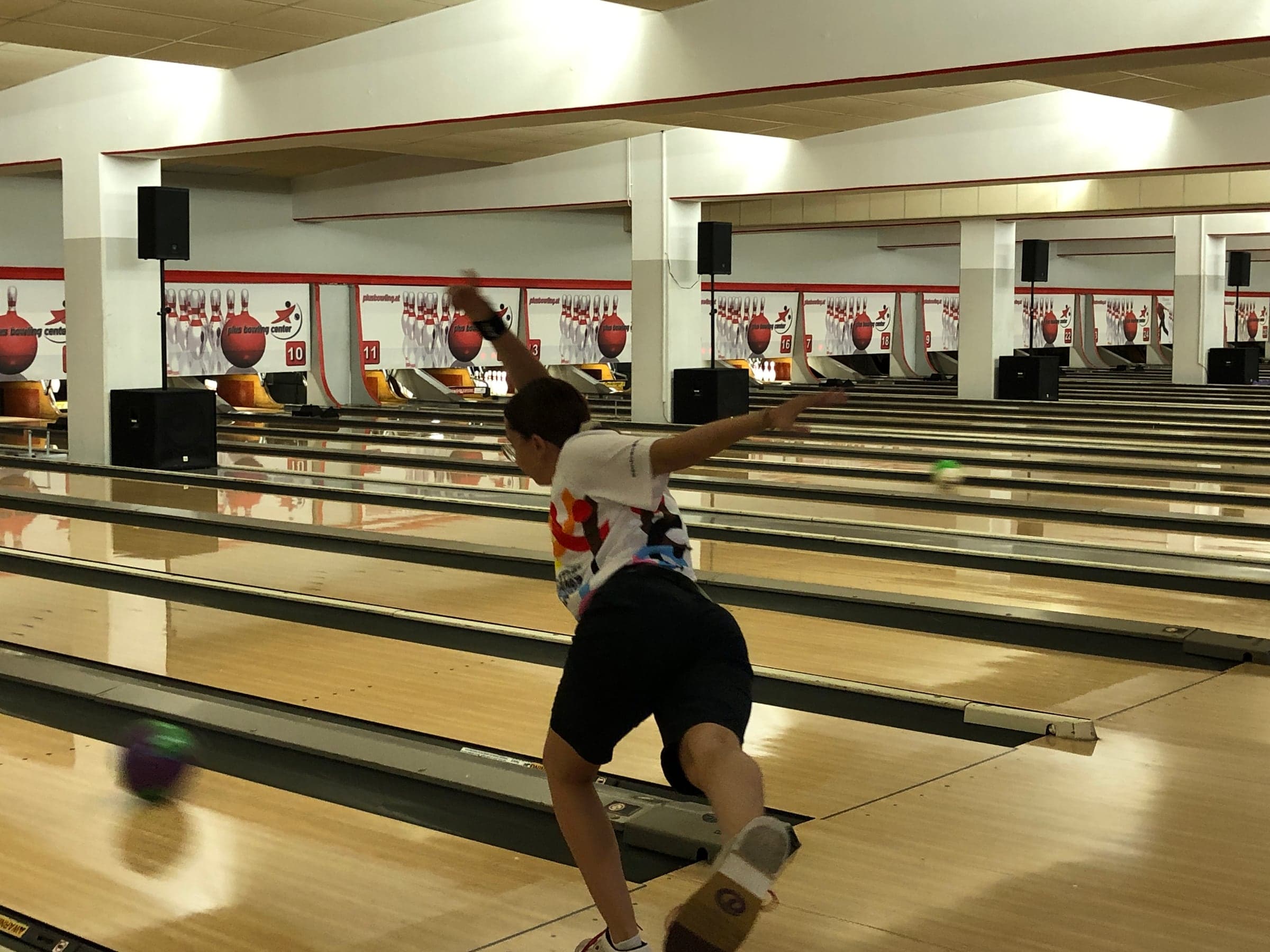 Bowlingbahnen im Plus Bowling Center in Wien mit einer Person beim Wurf