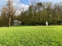 Wiese mit weißem Pavillon und Statue im Pötzleinsdorfer Schlosspark