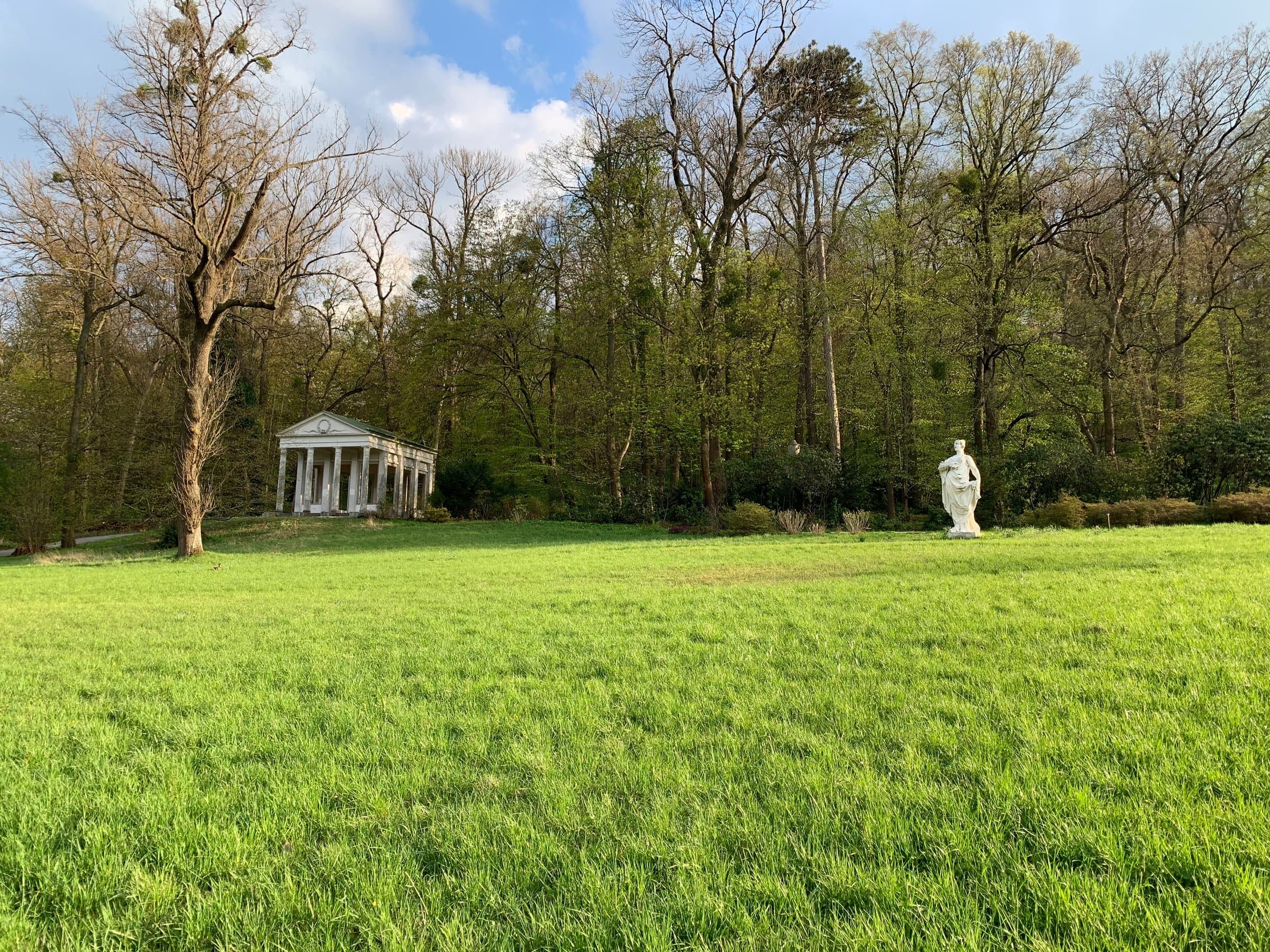Wiese mit weißem Pavillon und Statue im Pötzleinsdorfer Schlosspark