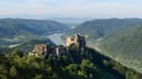 Burgruine Aggstein auf einem schmalen Felsrücken mit Donau und Wald im Hintergrund