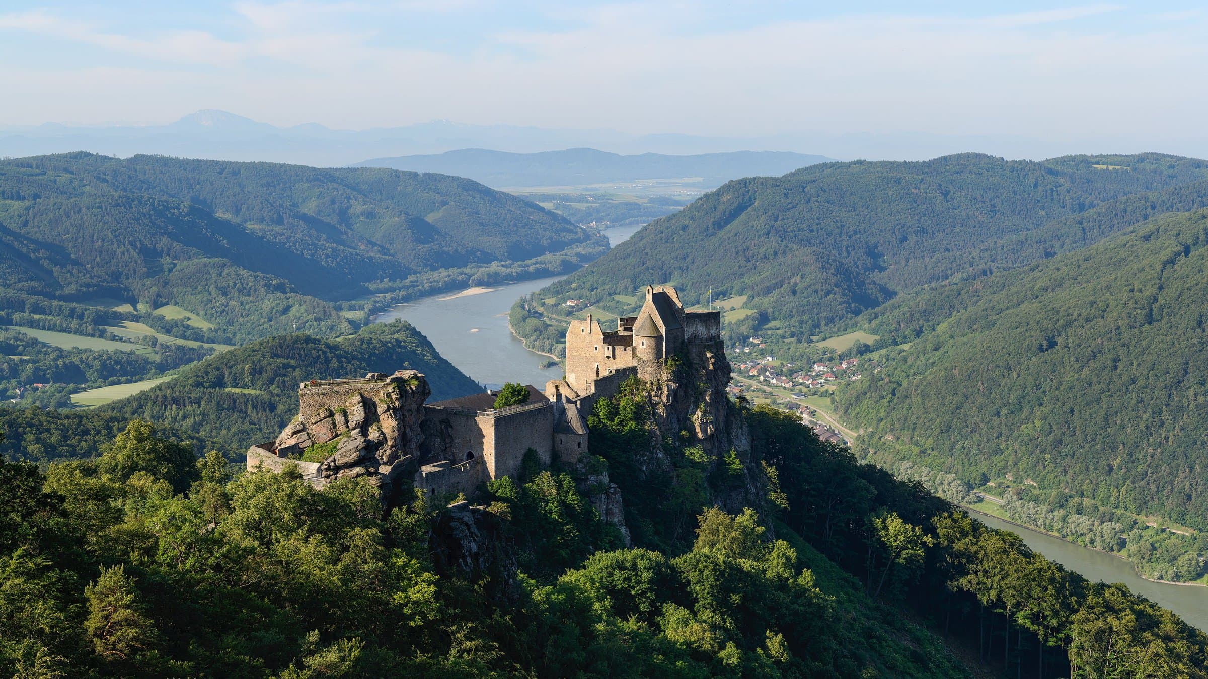 Burgruine Aggstein auf einem schmalen Felsrücken mit Donau und Wald im Hintergrund