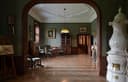 Historisches Arbeitszimmer in Schloss Eckartsau mit Schreibtisch und weißem Kachelofen
