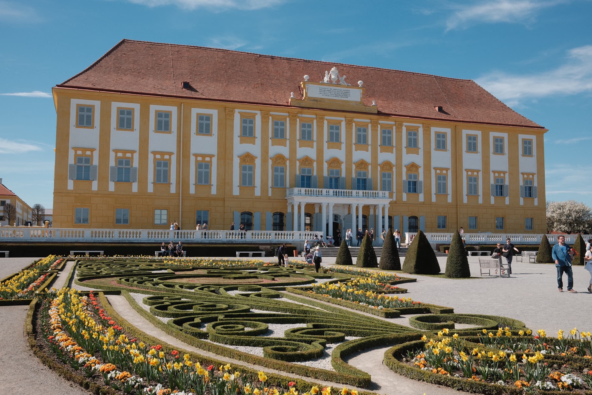 Schloss Hof Barockgarten mit Tulpen und Schloss