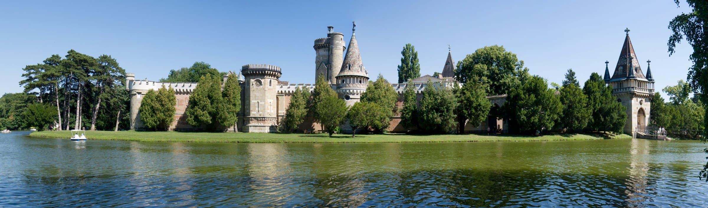 Franzensburg im Schlosspark Laxenburg am Seeufer