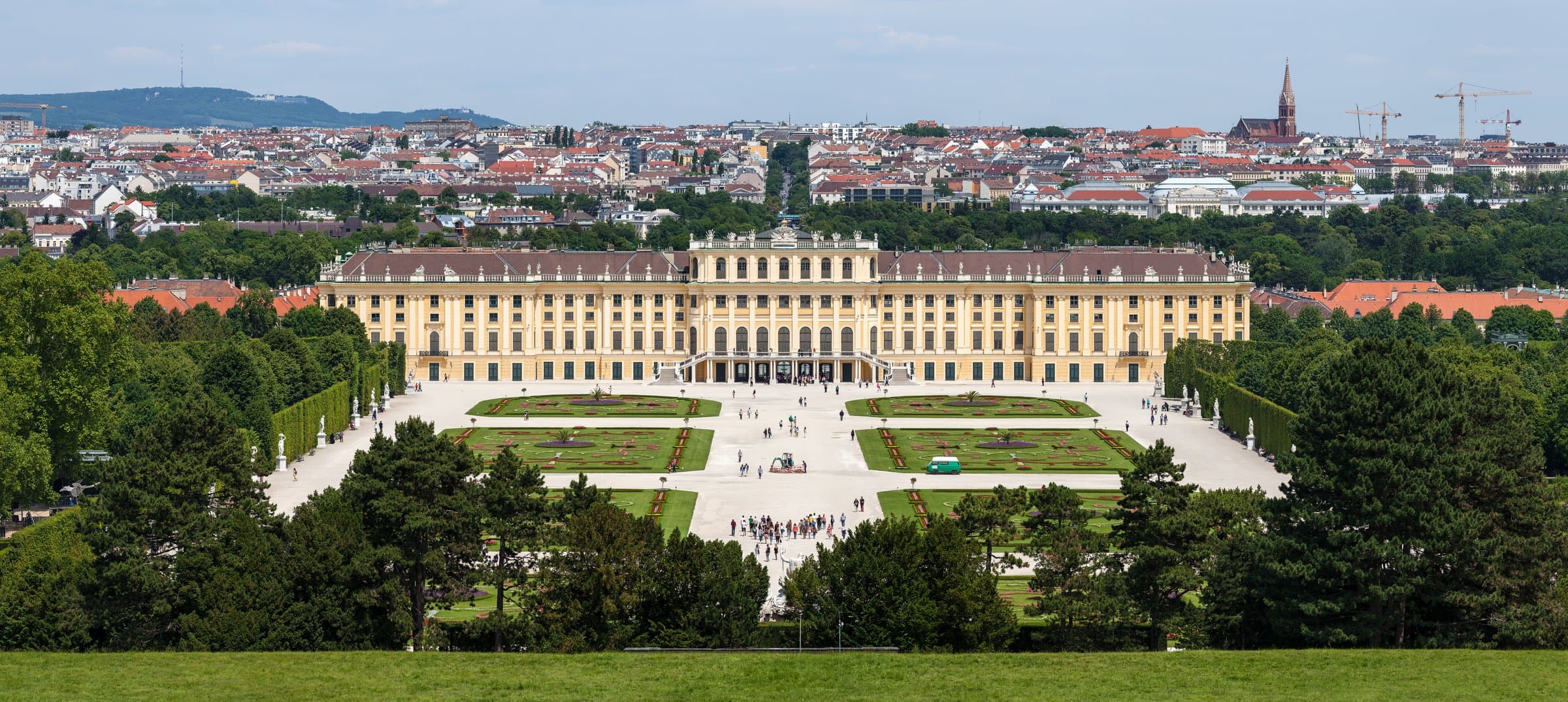 Schloss Schönbrunn und seine Gartenanlage mit Wien im Hintergrund