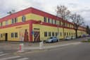 Gelb-rotes Gebäude der Schokoladenfabrik Heindl mit SchokoMuseum