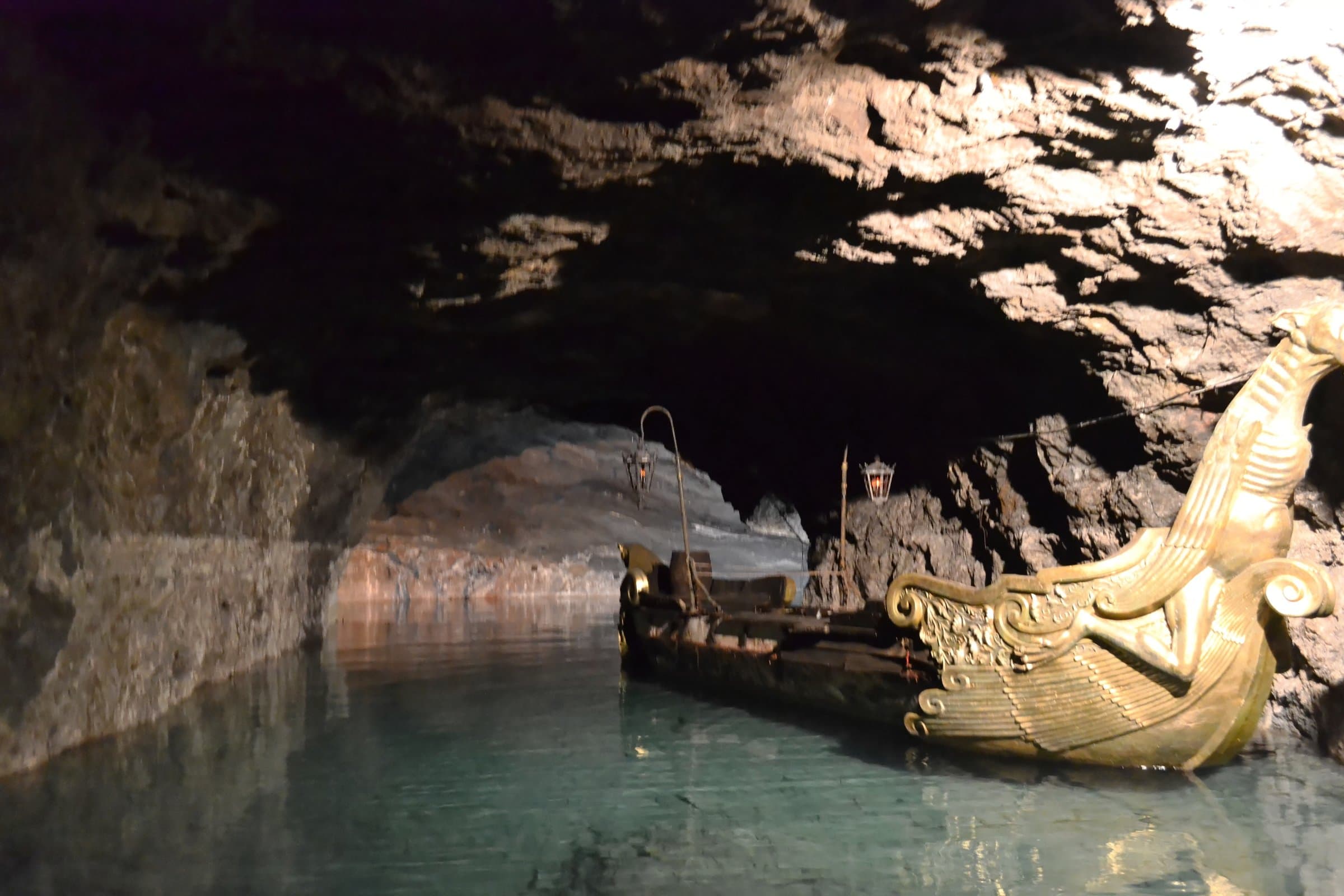 Boot auf dem unterirdischen See in der Seegrotte Hinterbrühl