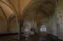 Steingewölbe, Rundsäule und bunte Glasfenster im Kapitelsaal von Stift Zwettl