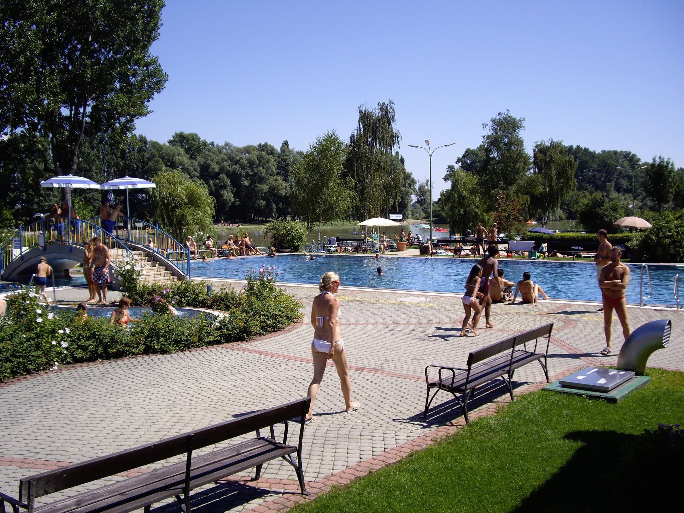 Schwimmbecken und Badegäste im Strandbad Klosterneuburg