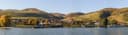 Weißenkirchen an der Donau vor herbstlich gefärbten Weinbergen