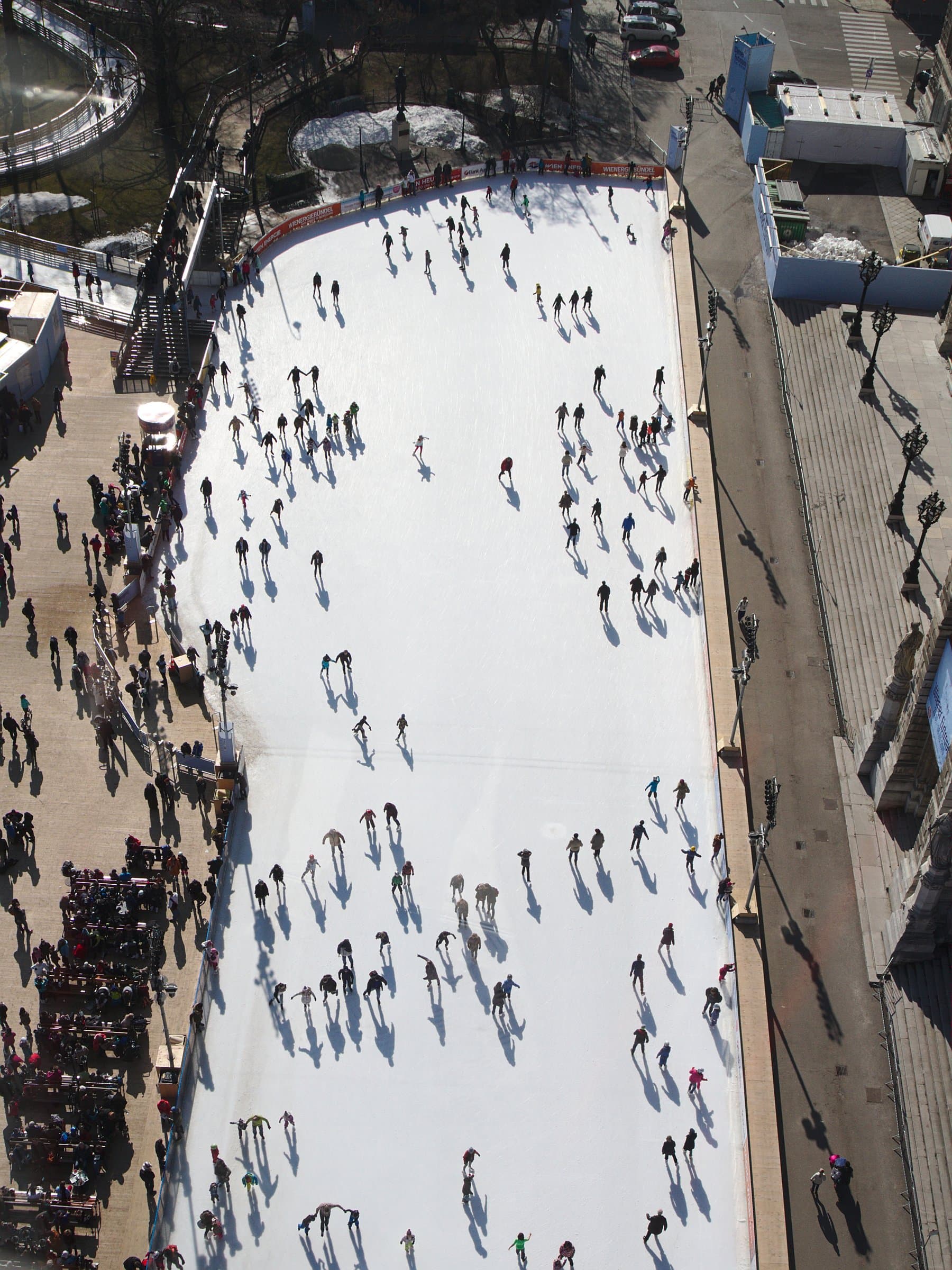Blick von oben auf eine Eisfläche des Wiener Eistraums am Rathausplatz