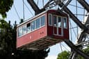 Roter Waggon des Wiener Riesenrads zwischen den Stahlstreben