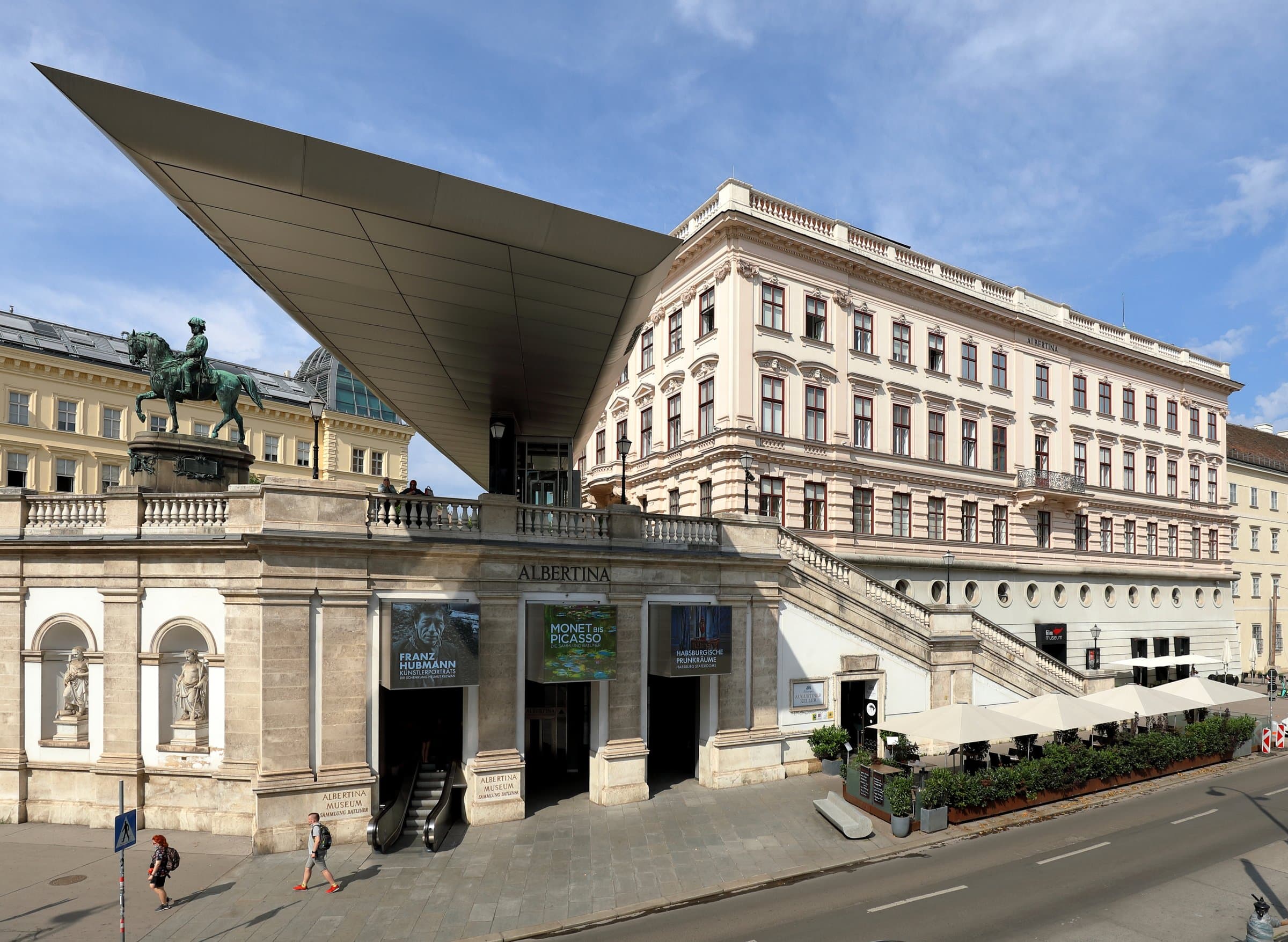 Albertina mit weit auskragendem Vordach und Freitreppe