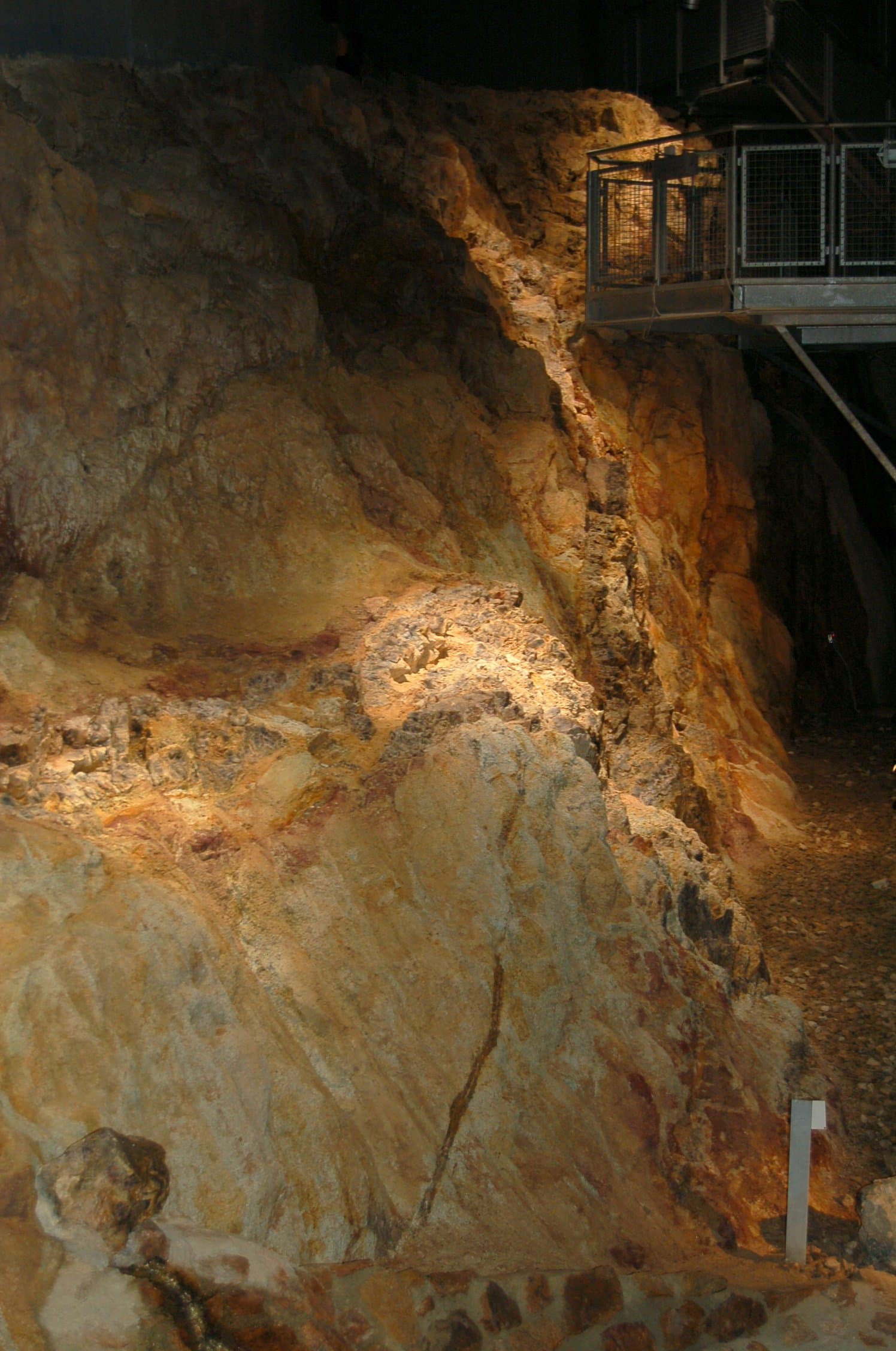 Beleuchteter Amethystgang im Fels der Amethystwelt Maissau