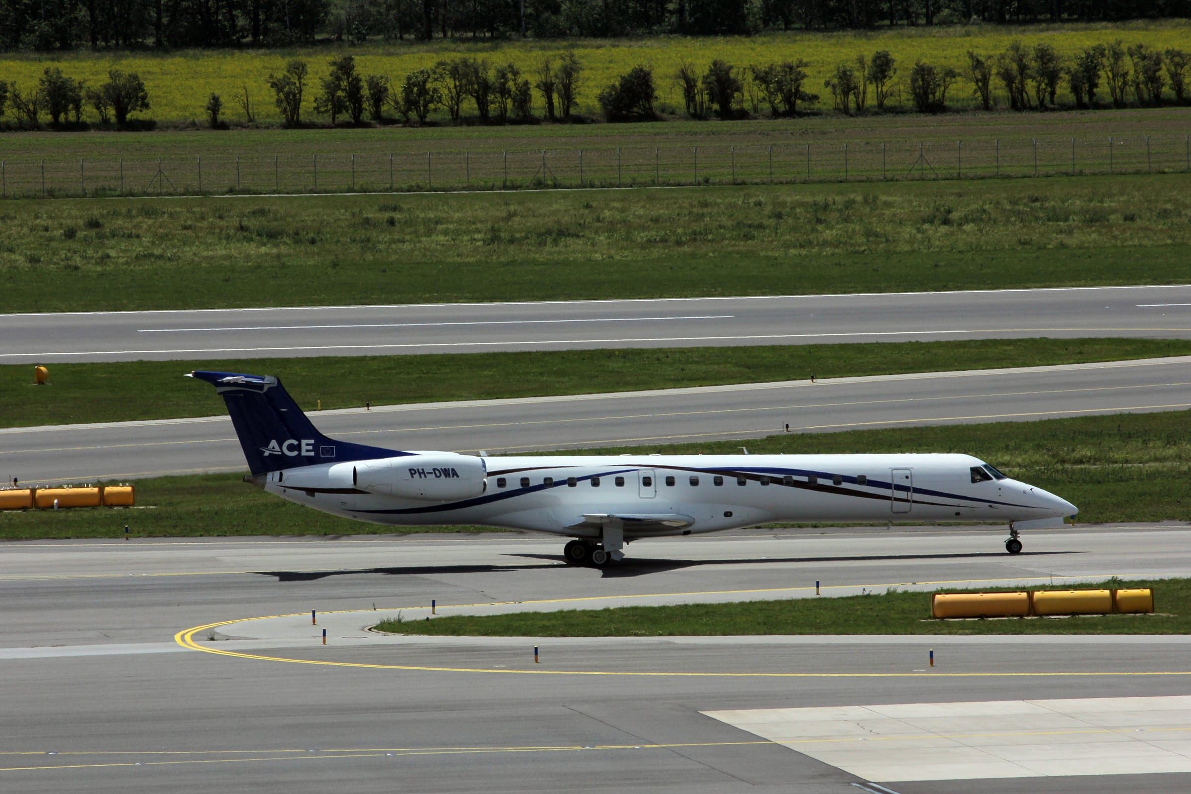 Geschäftsreiseflugzeug auf einer Rollbahn am Flughafen Wien
