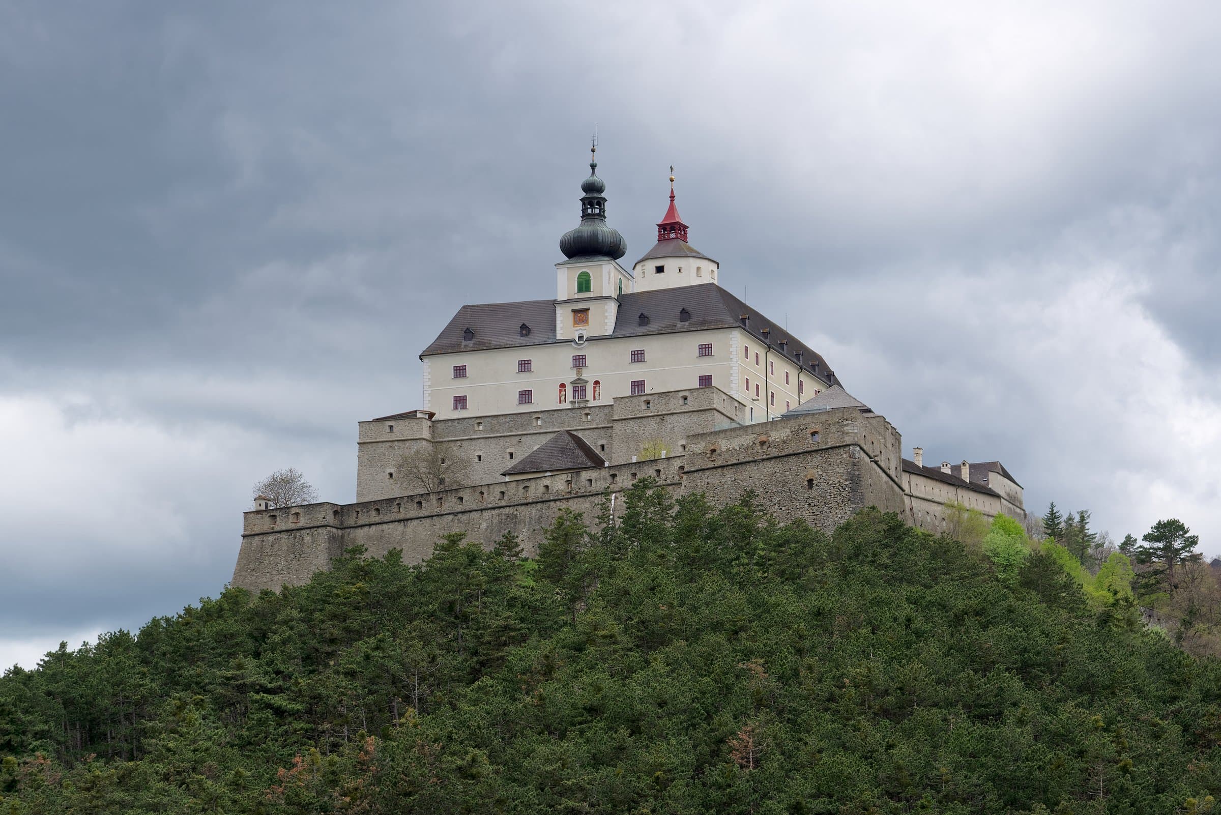 Burg Forchtenstein auf einem bewaldeten Hügel unter grauem Himmel
