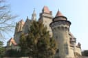Burg Kreuzenstein mit Rundturm und Bäumen vor den Mauern
