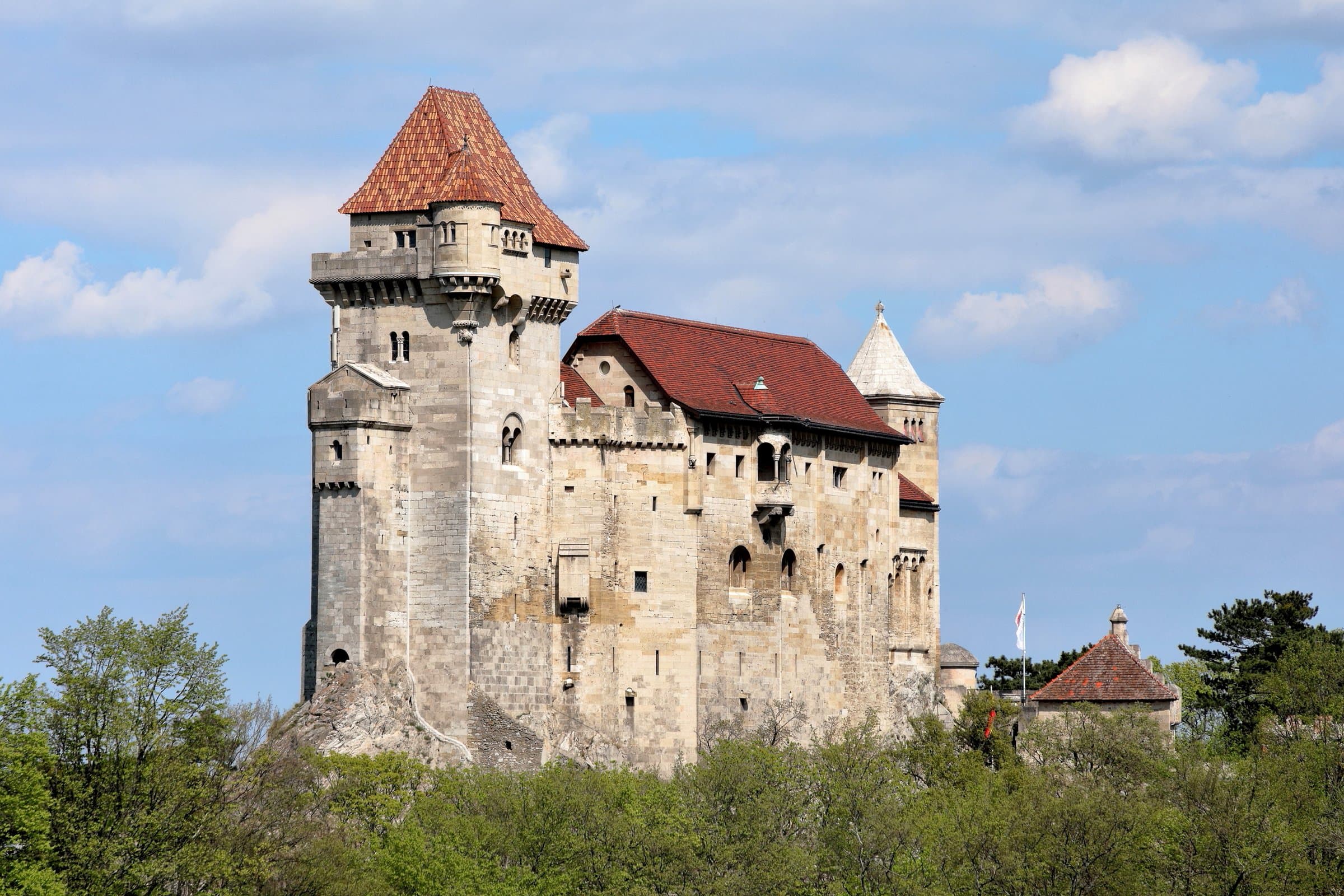 Burg Liechtenstein mit hohem Turm und roten Dächern auf einem Felsrücken