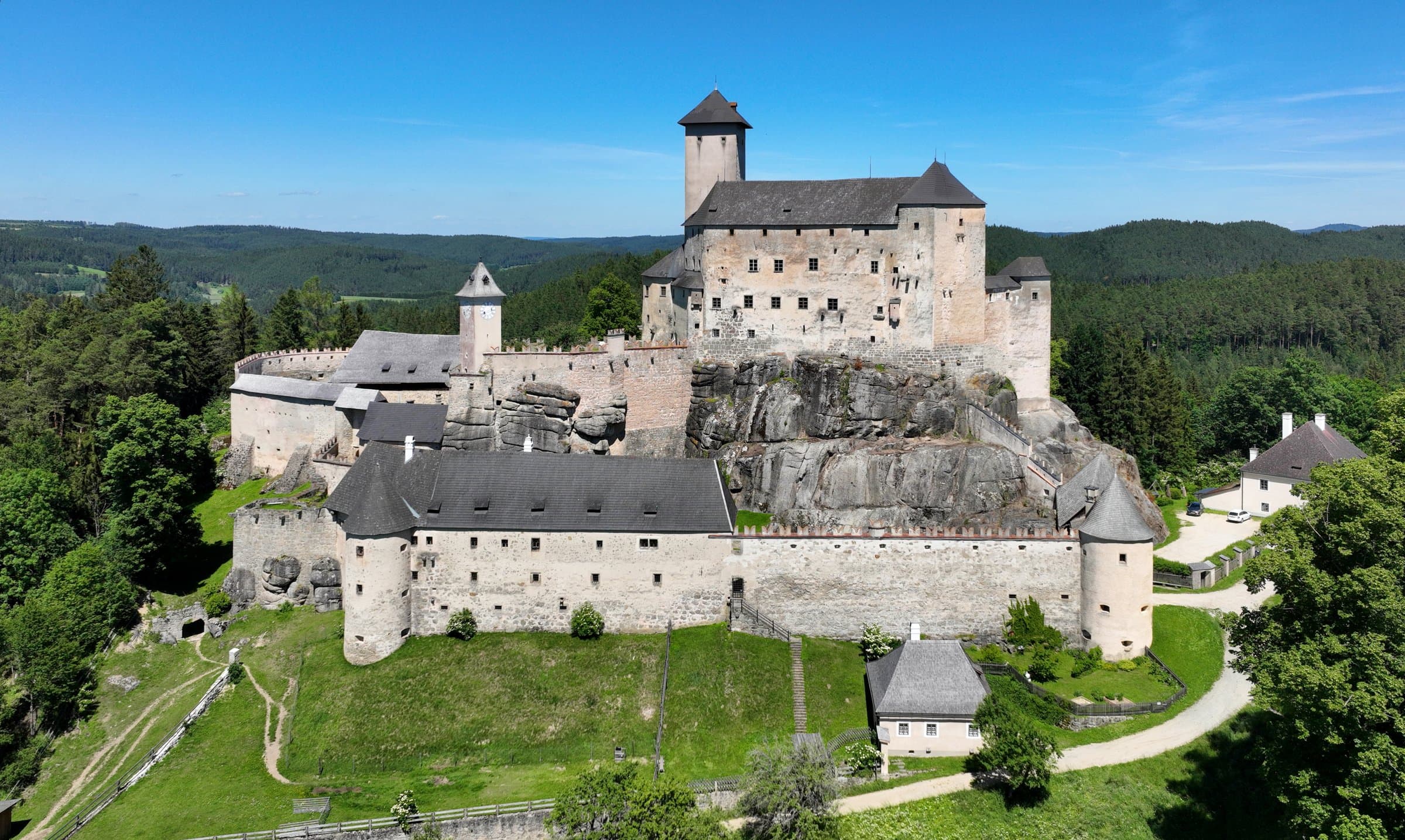 Burg Rappottenstein aus der Luft mit verschachtelten Mauern, Höfen und Türmen