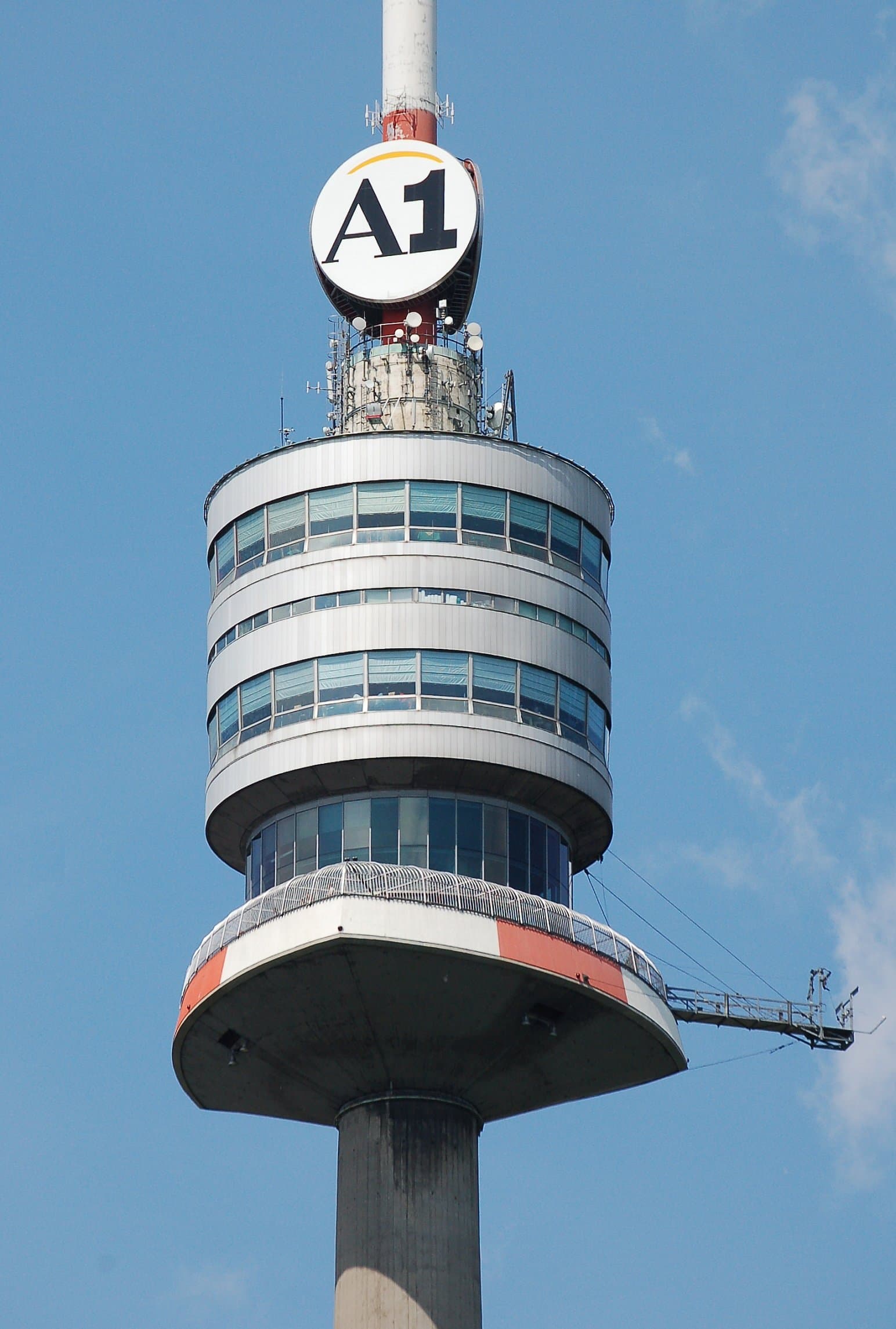 Turmkorb des Donauturms mit verglasten Etagen und Aussichtsplattform