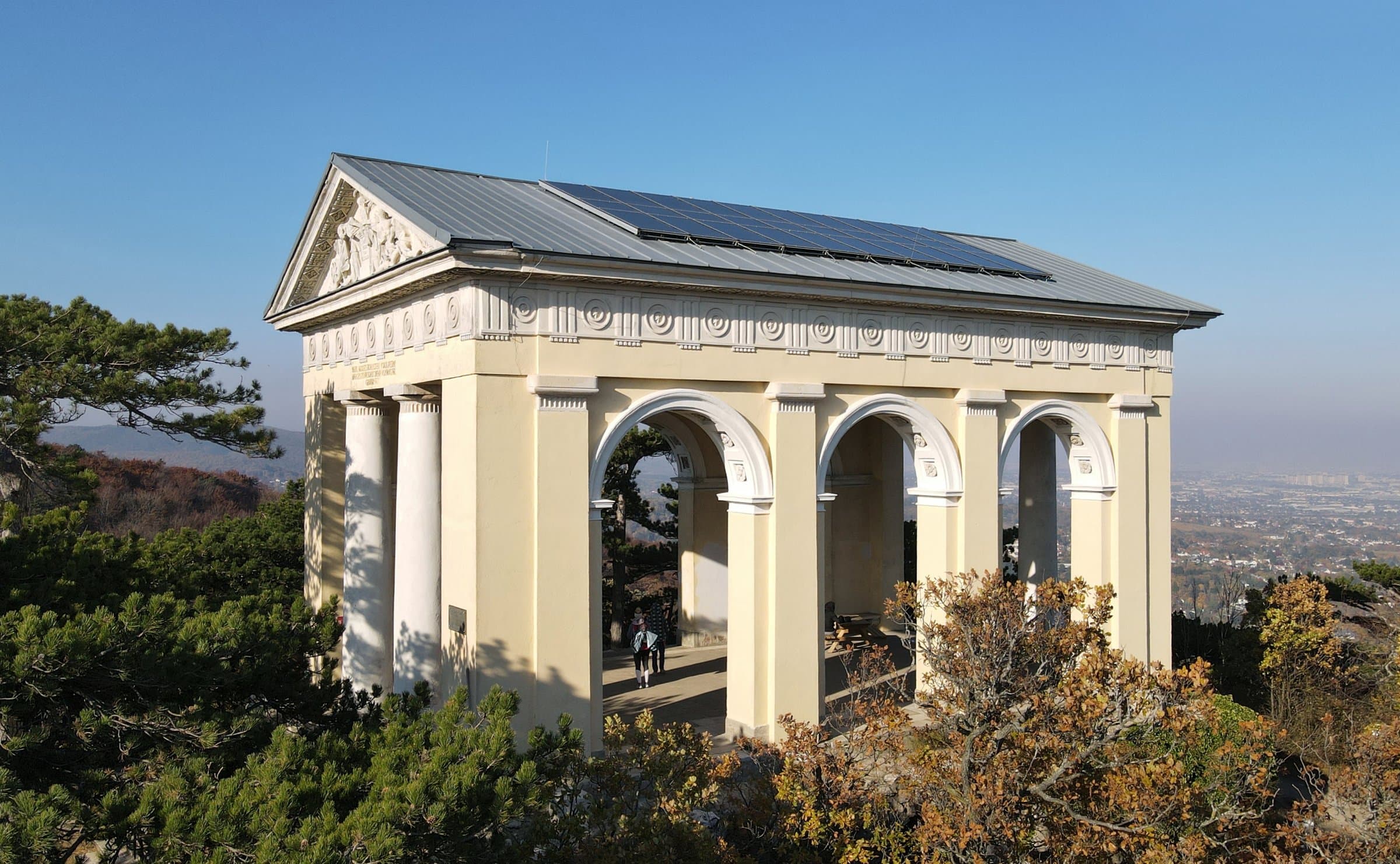 Husarentempel mit Säulen und Dreiecksgiebel über den Baumwipfeln bei Mödling