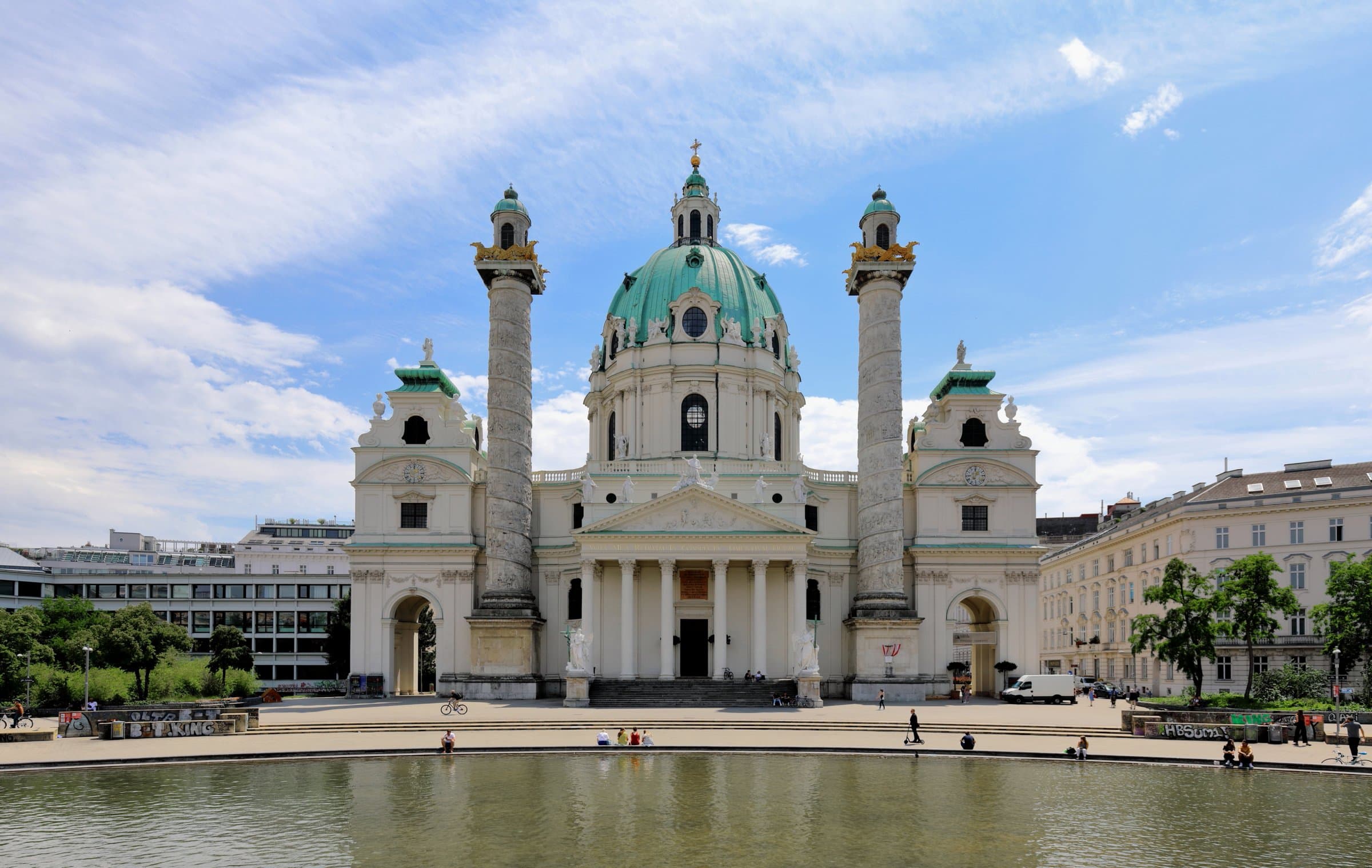 Karlskirche mit grüner Kuppel und zwei reliefgeschmückten Säulen