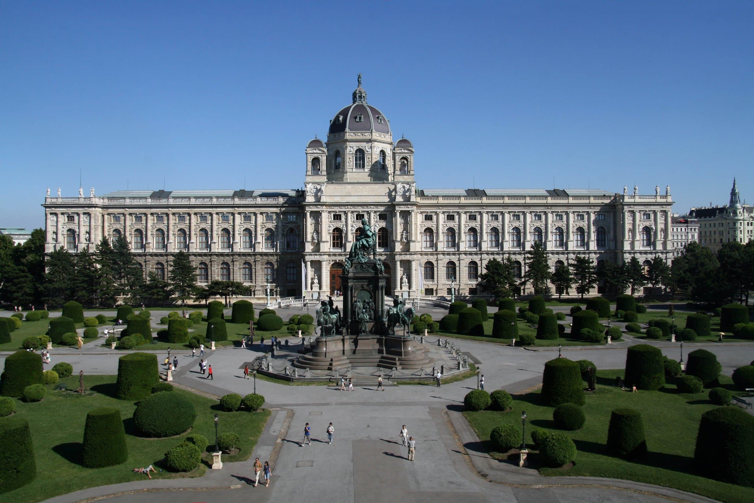 Kunsthistorisches Museum hinter dem Maria-Theresien-Denkmal und den Gärten am Maria-Theresien-Platz
