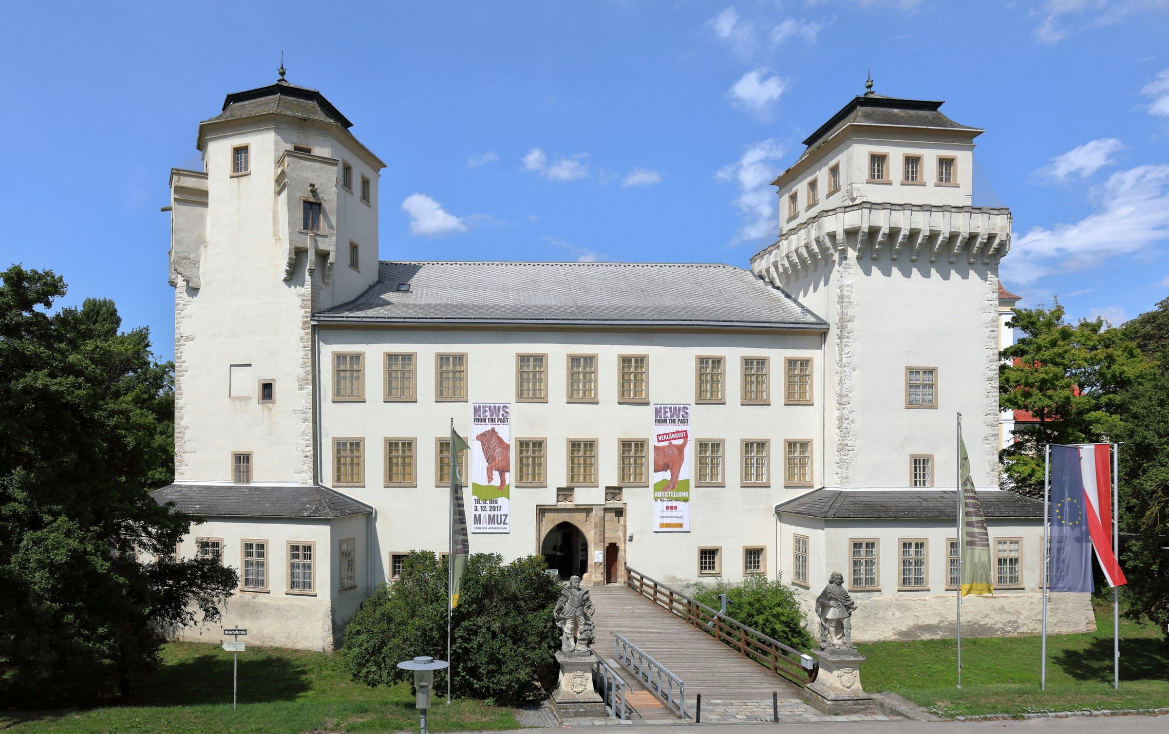 Schloss Asparn mit zwei Ecktürmen und Brücke zum Haupteingang
