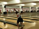 Bowlingbahnen im Plus Bowling Center in Wien mit einer Person beim Wurf