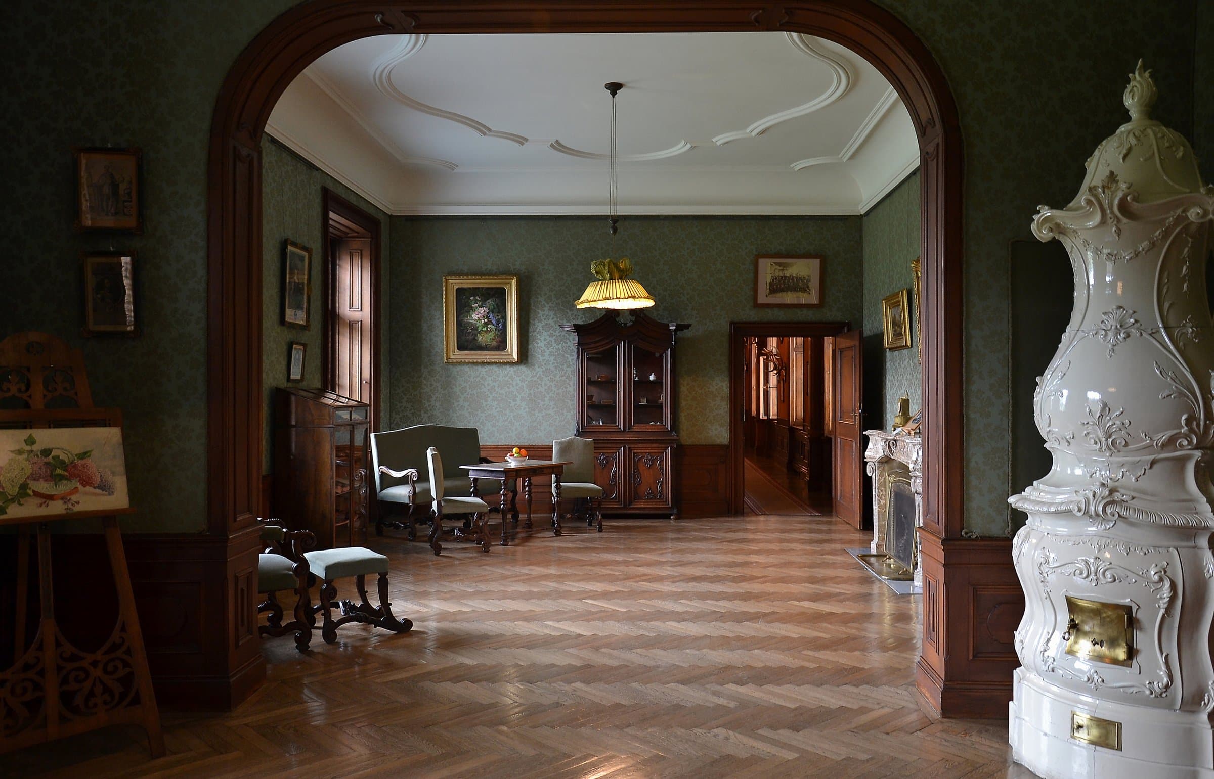 Historisches Arbeitszimmer in Schloss Eckartsau mit Schreibtisch und weißem Kachelofen